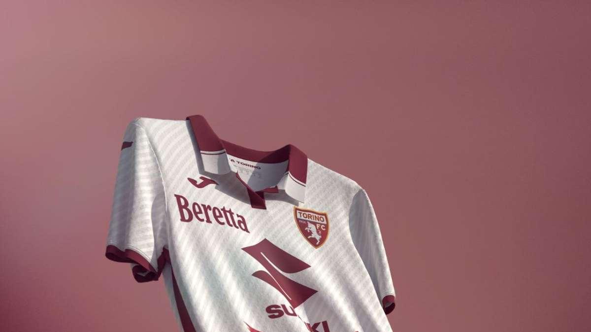 Il Torino ha presentato la nuova maglia da trasferta: c’è il riferimento storico alla Coppa Italia vinta nel 1993