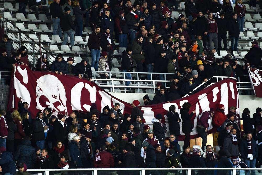 Inventiva e solidarietà, alcuni tifosi donano mascherine granata 