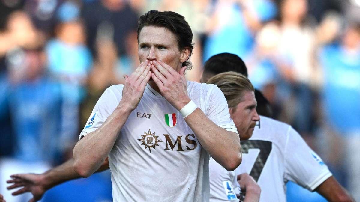 Serie A: Napoli avanti a Sassuolo all'intervallo. Parità tra Genoa e Lecce 