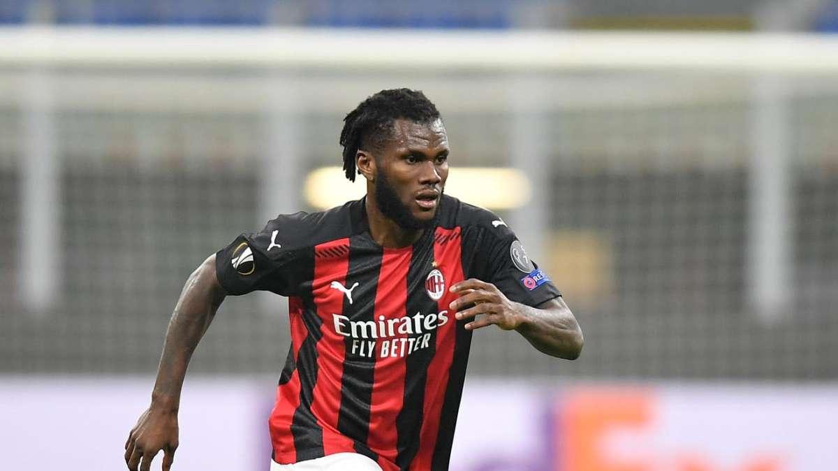 Milan avanti all'intervallo a Marassi grazie ad un rigore di Kessie