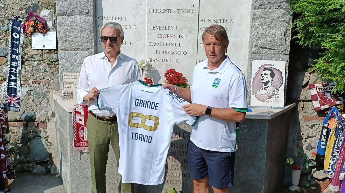 La Feralpisalò ha reso omaggio al Grande Torino: squadra, presidente e allenatore sono andati a Superga