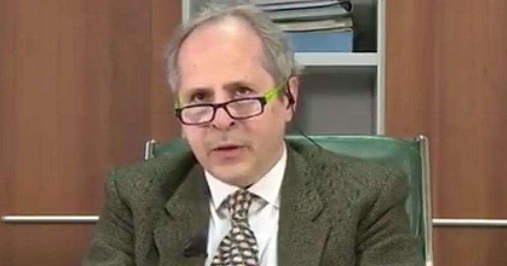 Il virologo Crisanti: "Sbriciolato il sistema di controllo. Serve un reset per abbassare i contagi"