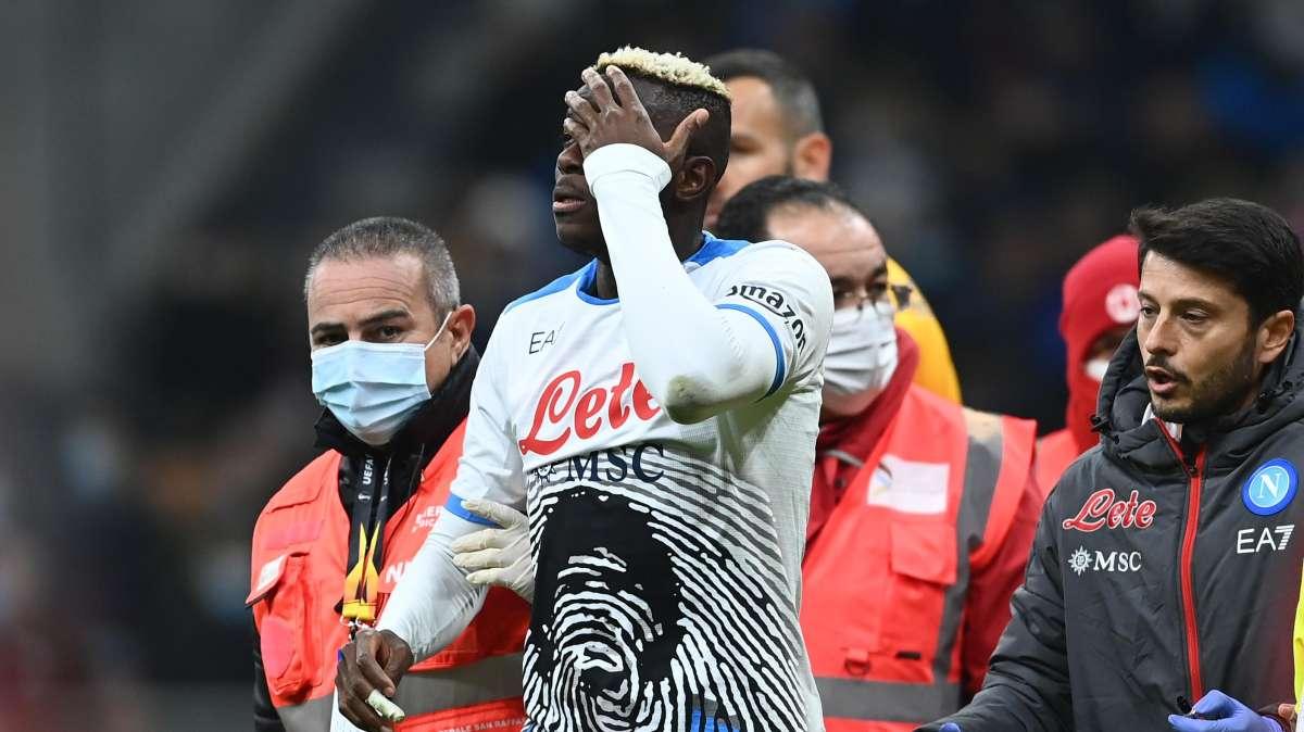 Infortunio Osimhen, il Napoli ha deciso: ecco quanto starà fuori