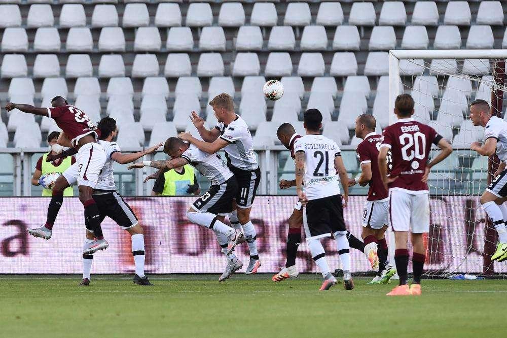 Il Messaggero: "Nkoulou s'inginocchia. Oggi Bergamo riprova l'emozione del calcio"
