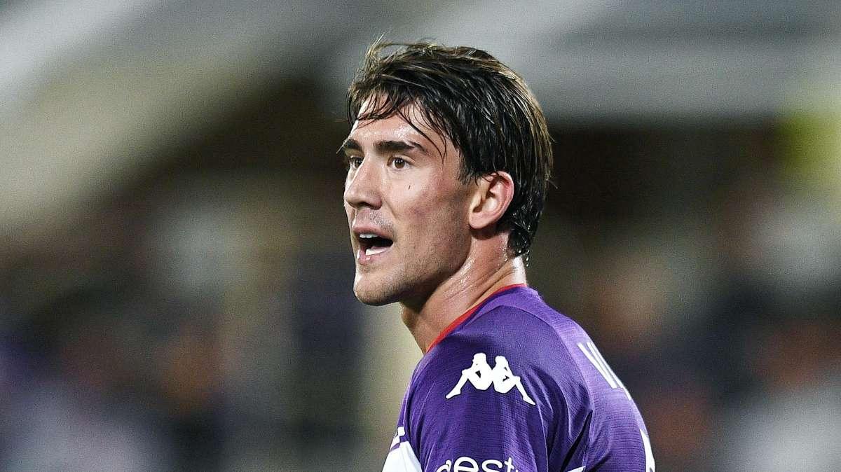 Fiorentina avanti all'intervallo con Vlahovic, ma l'Atalanta protesta