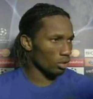 Drogba tira una monetina al pubblico, ma poi chiede scusa 