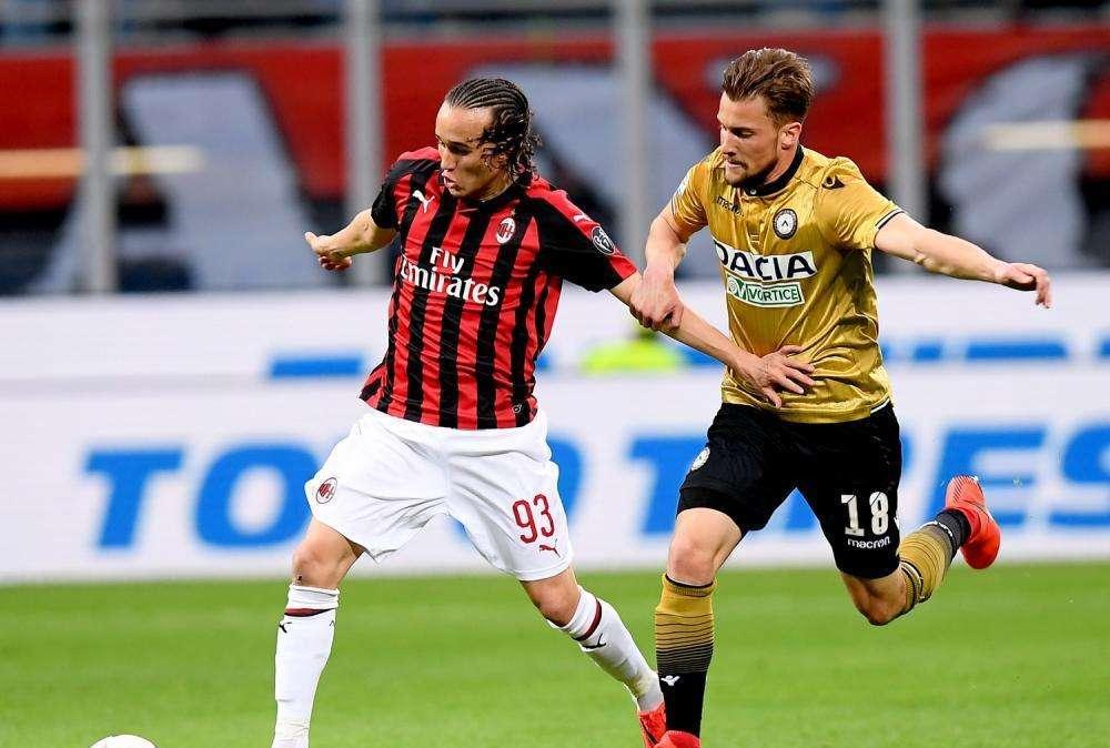 Le prime foto di Laxalt in granata: la firma, la visita, la maglia del Toro