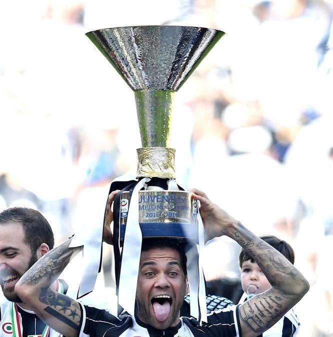 Juve vira su Hysaj, Dani Alves torna in Brasile 