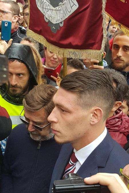 Superga, niente bancarelle. Duemila persone e ovazioni per Belotti 