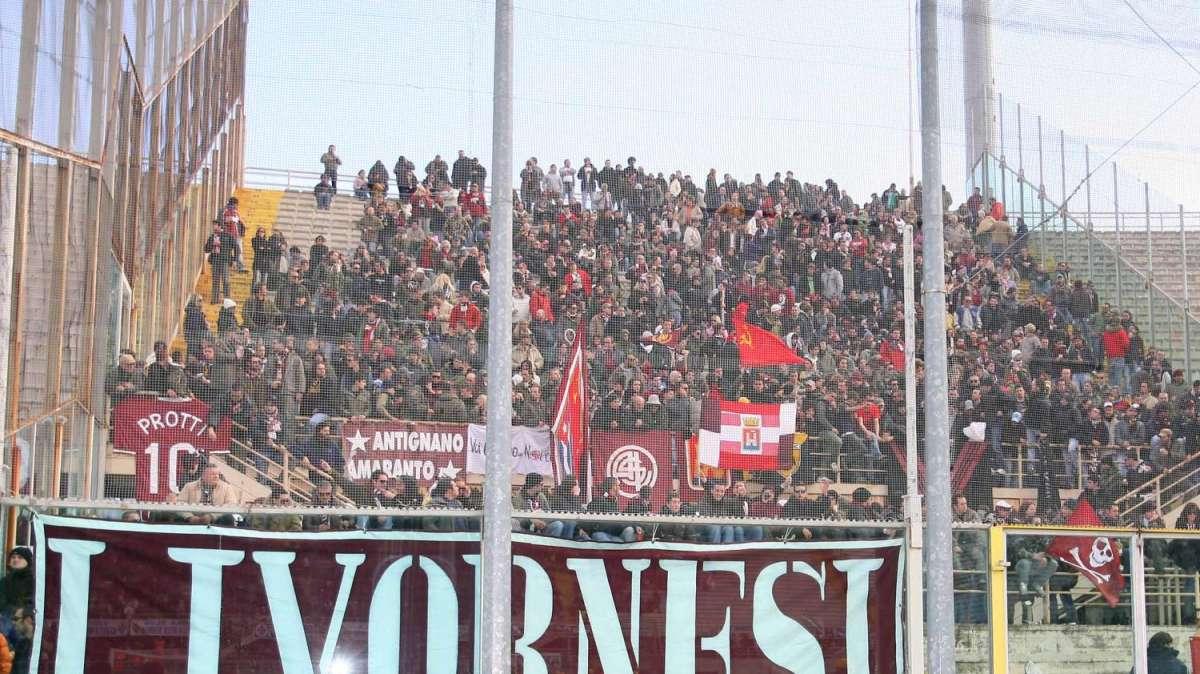 Livorno, tifosi contro Spinelli: "Torna a Genova, il biglietto lo paghiamo noi"