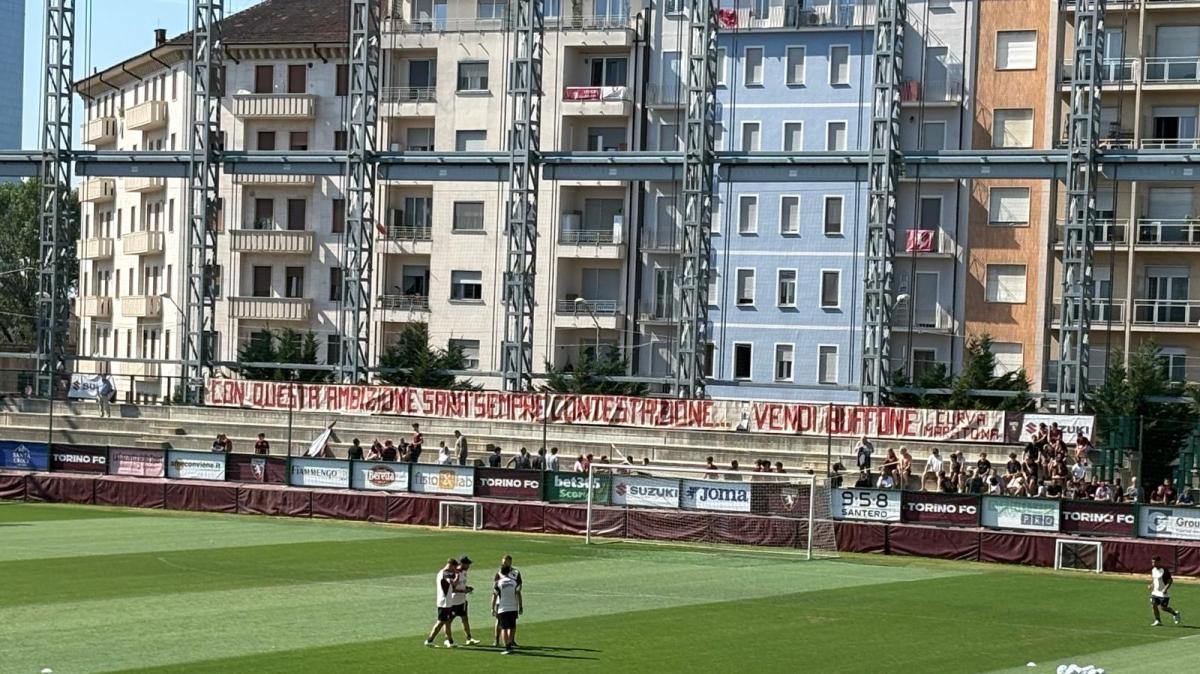 Primo allenamento a porte aperte e al Fila i tifosi contestano Cairo: “Con questa ambizione sarà sempre contestazione: vendi, buffone”