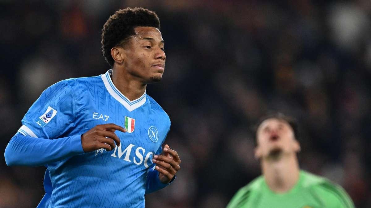 Serie A: il Napoli batte la Roma e aggancia in testa il Milan