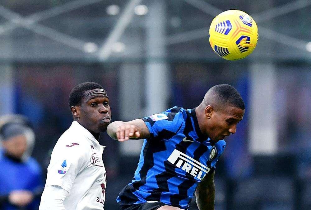 Le pagelle di Young: bullizzato da Singo, che sembra Maicon. Gara da dimenticare