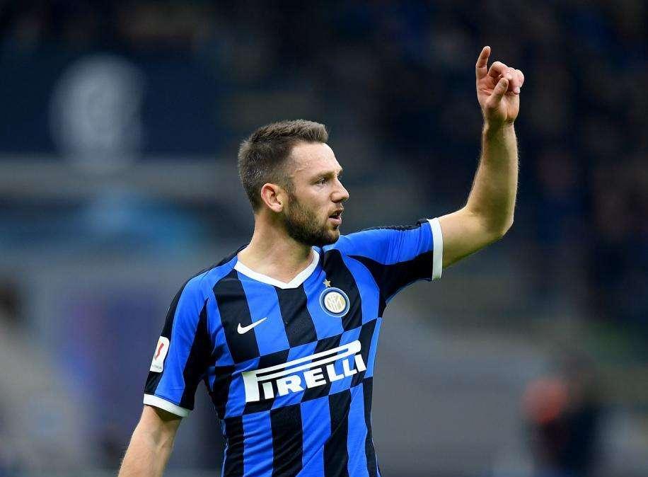 Toro, attento a De Vrij. Versione bomber quando vede granata