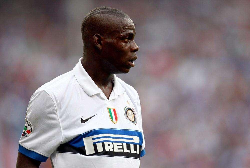 Basta con i cori razzisti contro Balotelli 