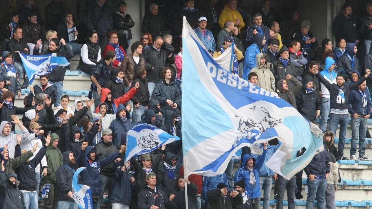 Empoli, la bandiera della pace non entra... petardi e fumogeni dei tifosi del Torino sì