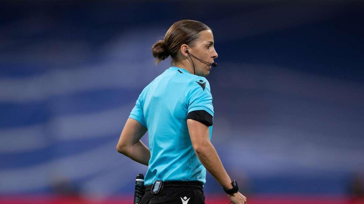 Oggi si riscrive la storia, terna arbitrale tutta al femminile 
