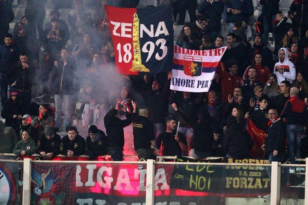 Genoa, i tifosi protestano contro la ripresa