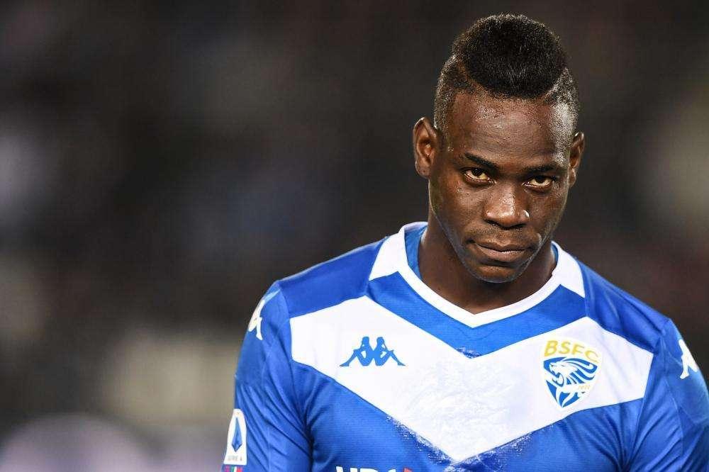 Balotelli ricoperto di insulti razzisti a Verona minaccia di lasciare il campo