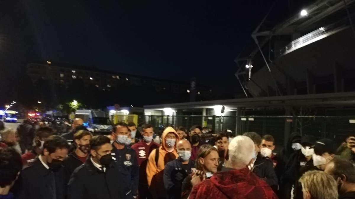 Toro, confronto con i tifosi al rientro della squadra da La Spezia