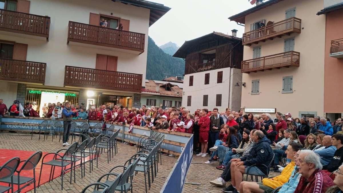 LIVE: Presentazione del Torino a Pinzolo: grande folla in piazza - Fotogallery