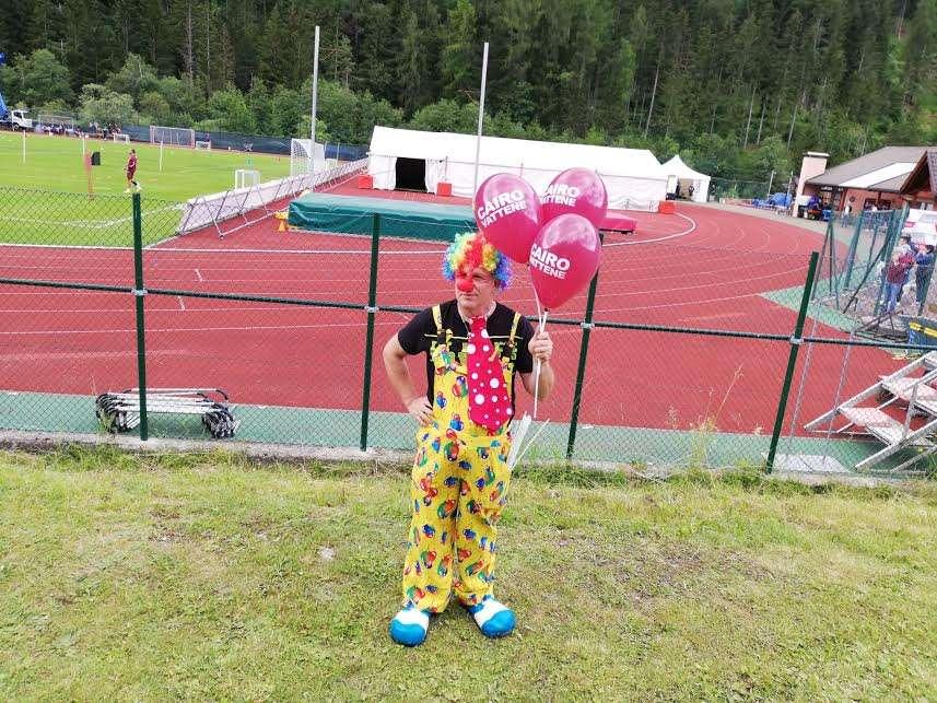 Nel ritiro del Torino a Santa Cristina il clown con i palloncini di contestazione “Cairo vattene”