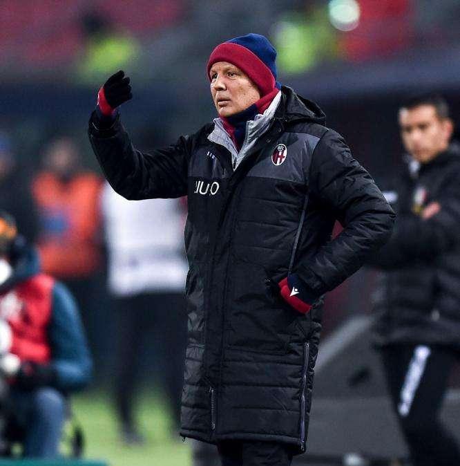 Mazzarri contestato, applausi scroscianti per Mihajlovic