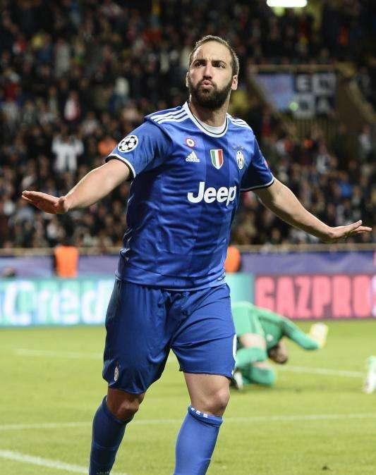 Juventus, Higuain: "Vicini a un sogno, ma ora testa al derby"