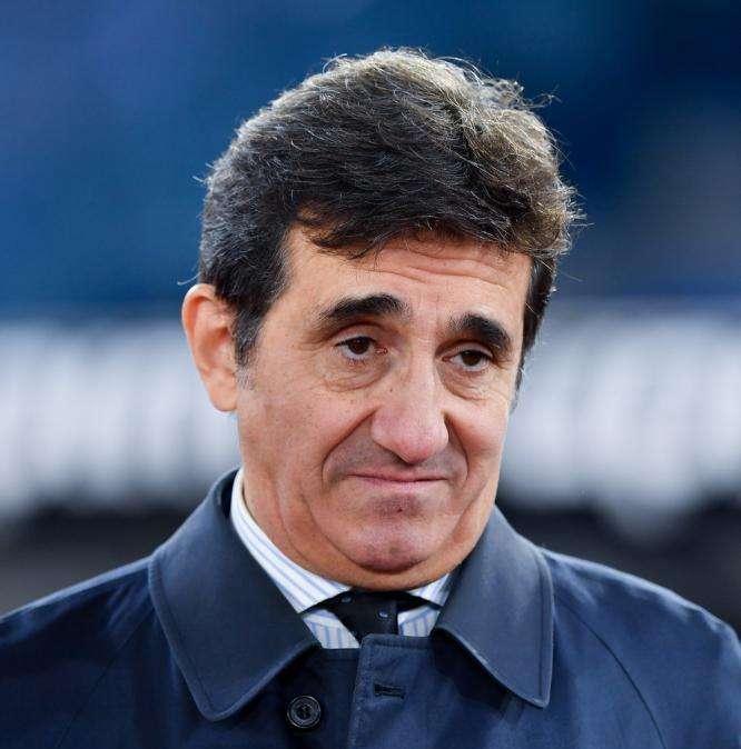 Cairo alle prese con i palleggi con la carta igienica