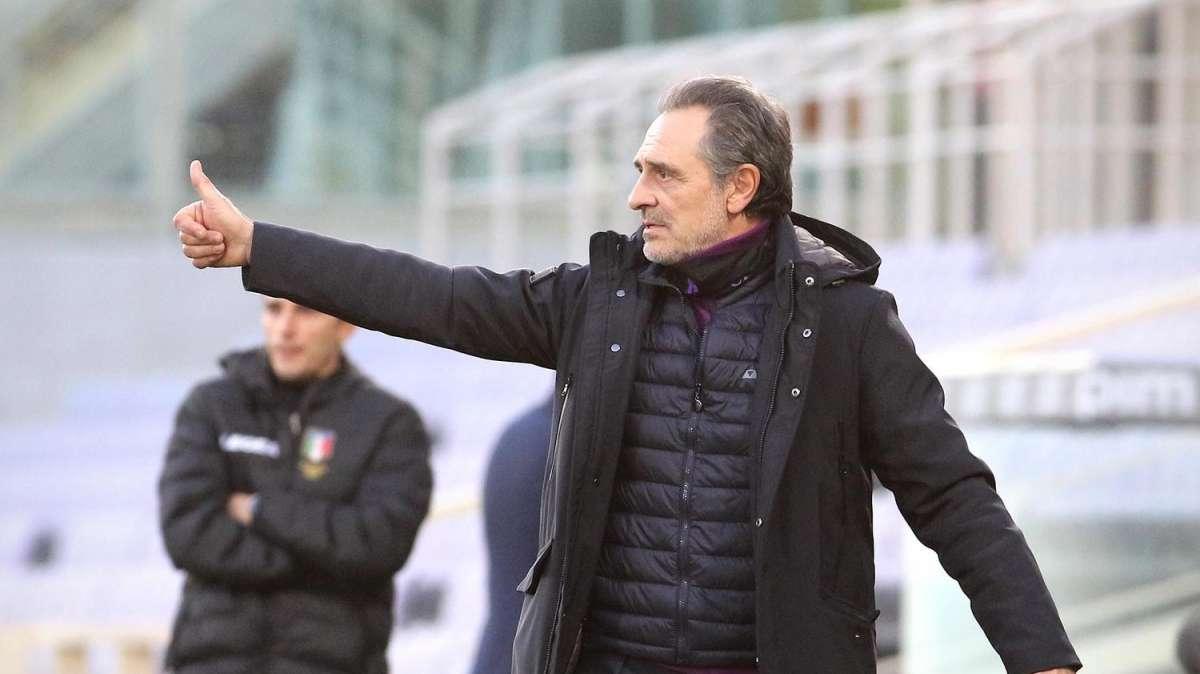 Fiorentina in campo sotto lo sguardo di Commisso 
