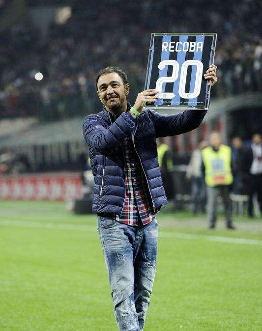 Recoba celebra l'addio al terreno verde. Tanti interisti per festeggiarlo a Montevideo