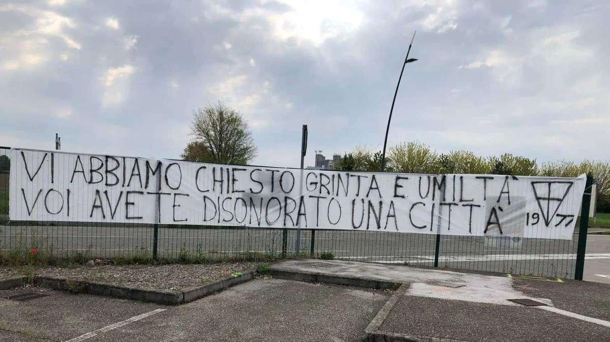 Contestazione a Parma, la squadra ha un piede in B 