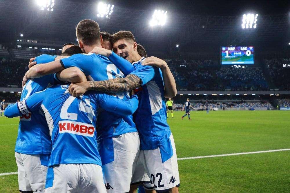Napoli prima semifinalista, la Lazio sbaglia troppo e cade al San Paolo