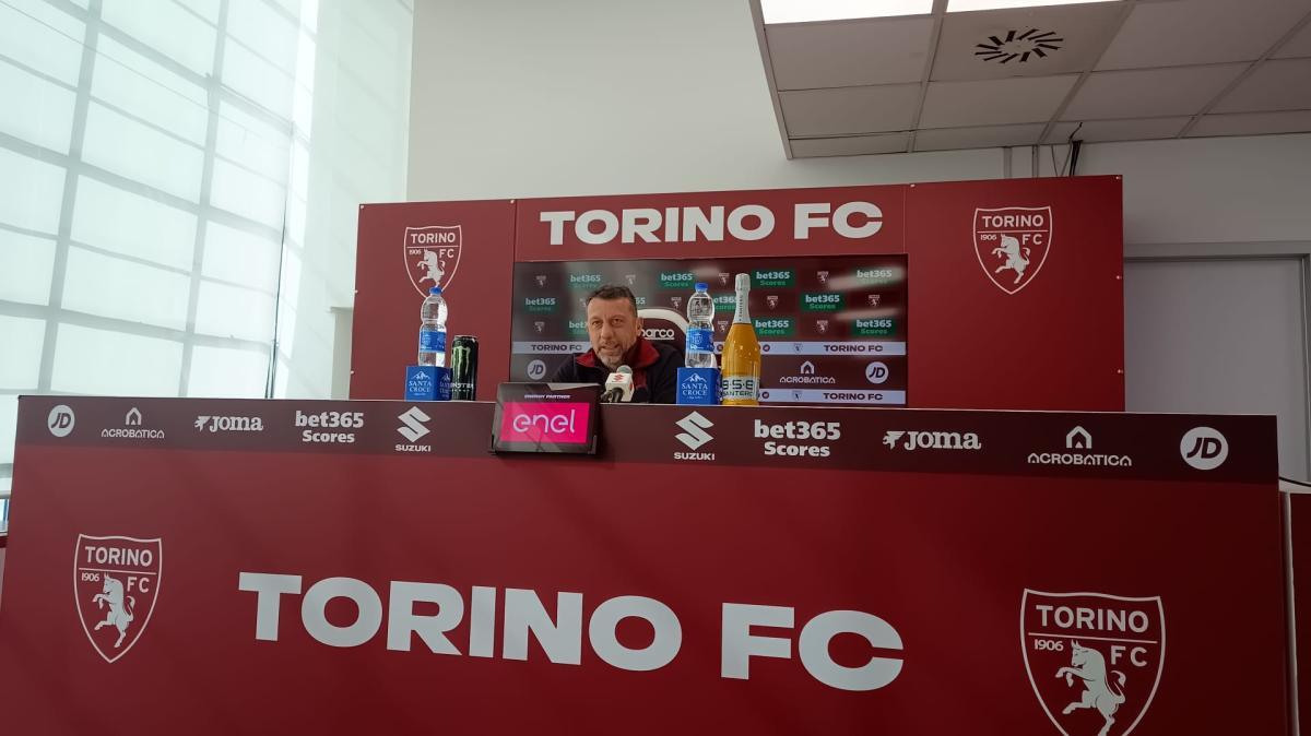 LIVE D’Aversa: "Dobbiamo andare in campo per fare bene. Saranno convocati Adams, Zapata e Pedersen. Superga? Un'emozione indescrivibile. Maripán ha saltato gli ultimi due allenamenti, ma si è dato disponibile"
