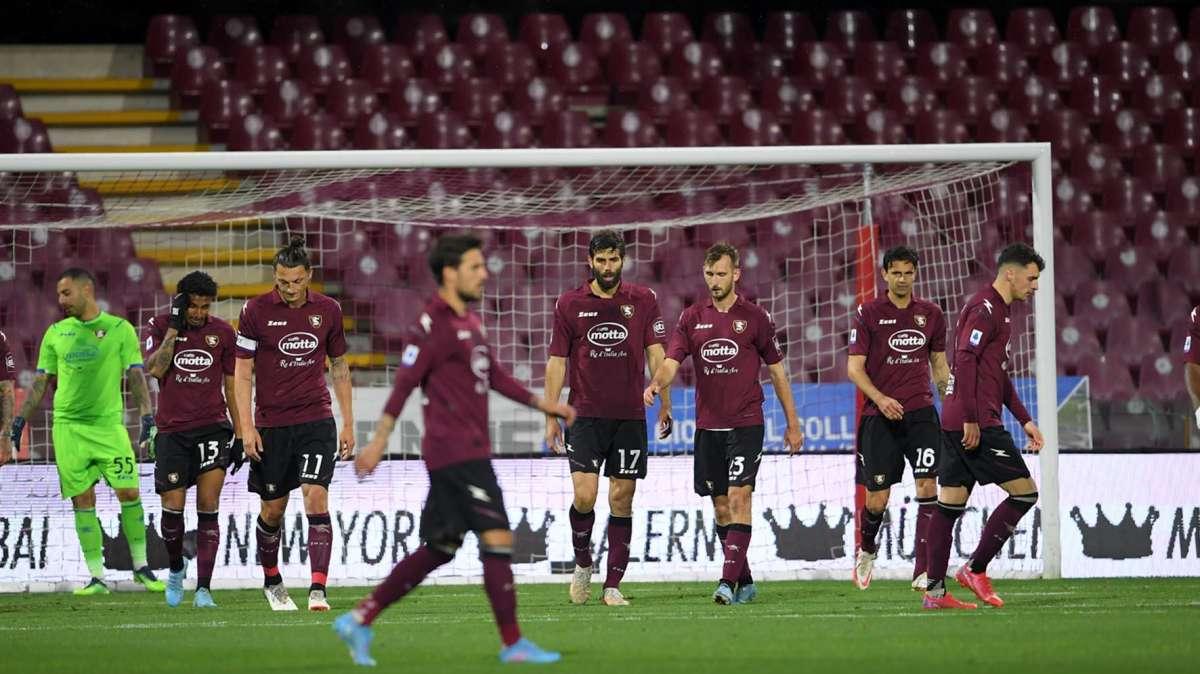 La Salernitana protesta contro gli arbitraggi 