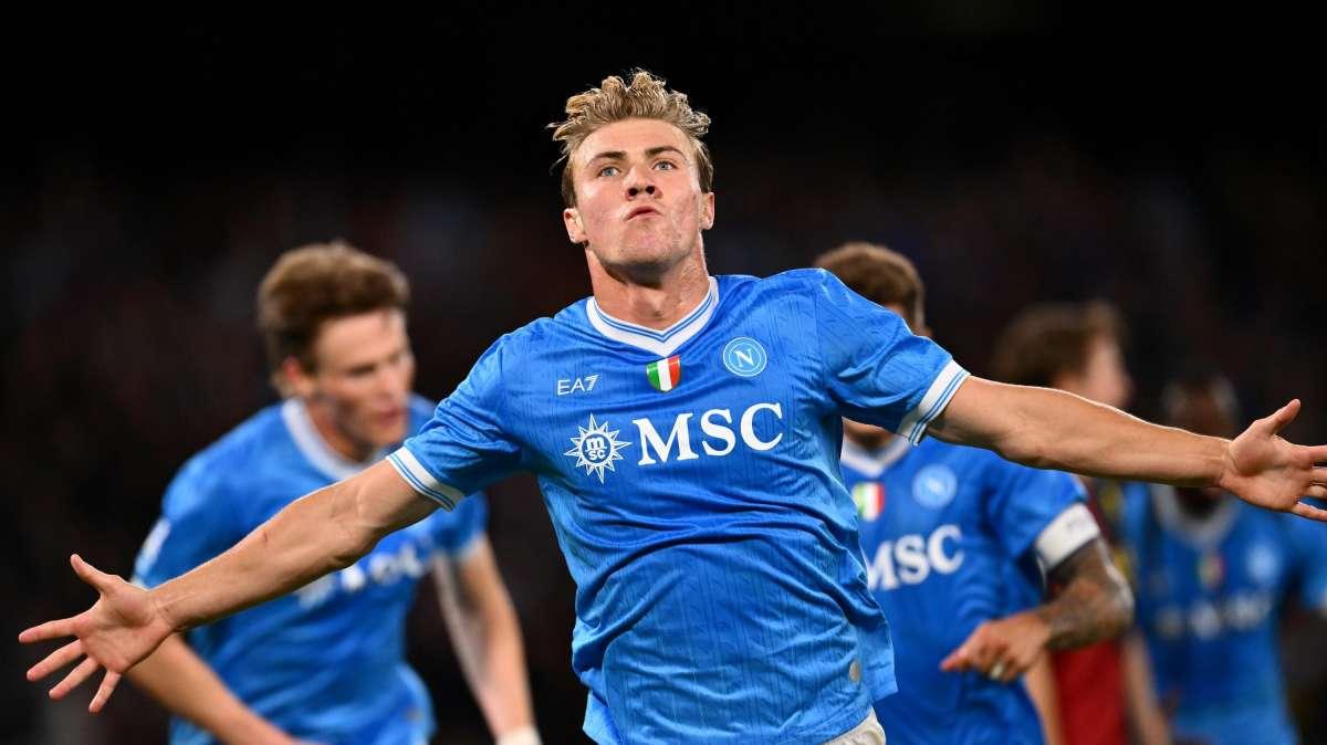 Serie A: il Napoli rimonta il Genoa e aggancia la Roma in testa