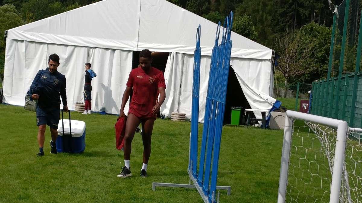 Tameze: "Contento di essere qua. Sono un centrocampista, mi piacciono gli inserimenti"