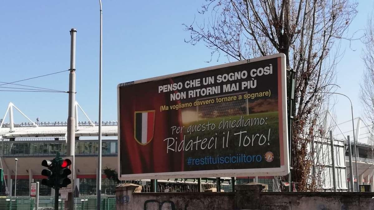 "Penso che un sogno così non ritorni mai più": cartellone pubblicitario contro Cairo di fronte allo stadio