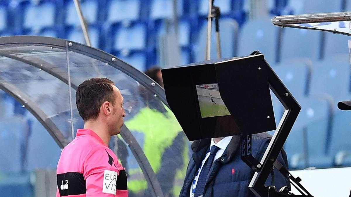 La Stampa: "L'arbitro dei veleni non viene fermato. Può ripartire dalla B"