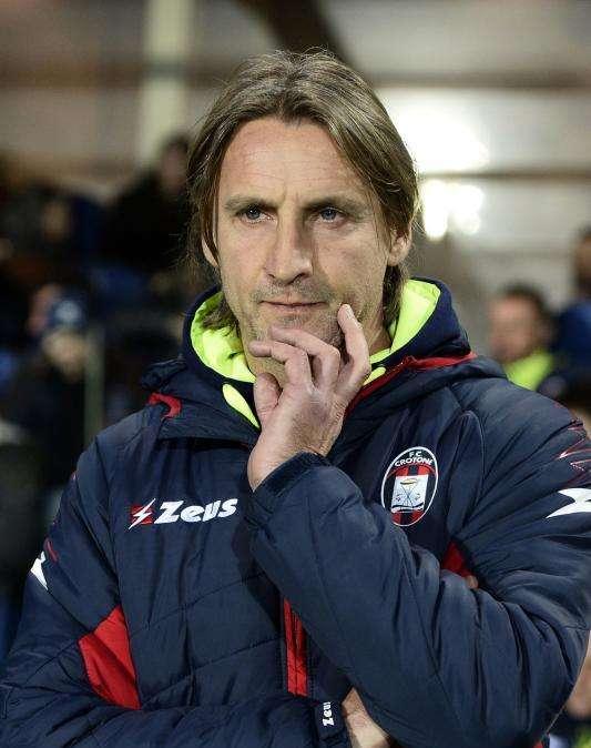 Nicola rende omaggio alla lapide dedicata a Bergamini 