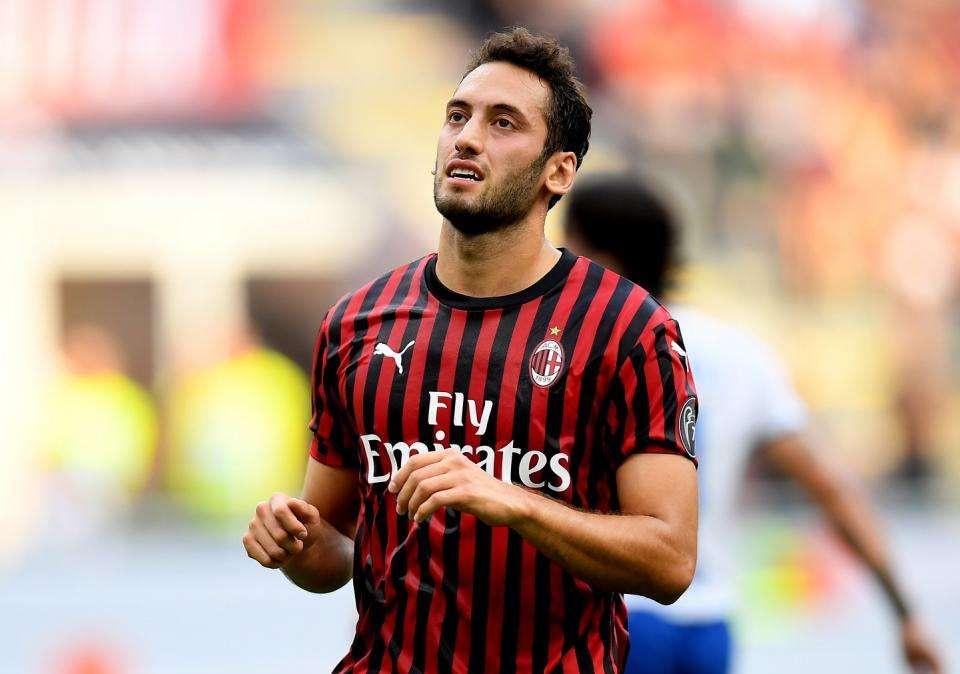 Calhanoglu si allontana dal Milan, per due ragioni. E il Toro ci pensa