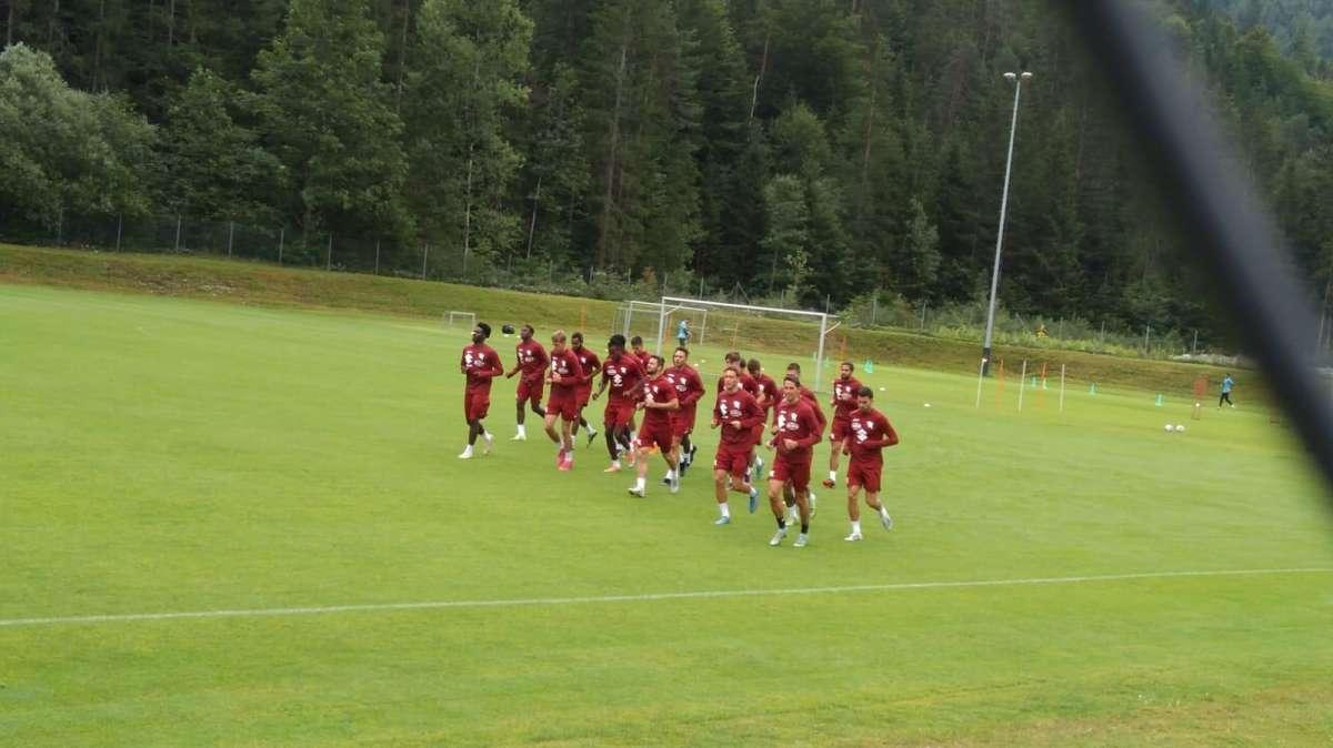 LIVE – Rifinitura prima dell’amichevole con l’Apollon Limassol. Al campo anche Vagnati e Moretti. Juric: "Lanci, scalate e giro palla: spostamenti veloci"