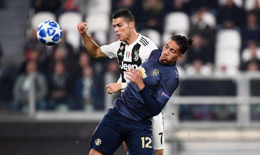 Roma, in difesa arriva Smalling. I giallorossi abbandonano la pista N'Koulou?