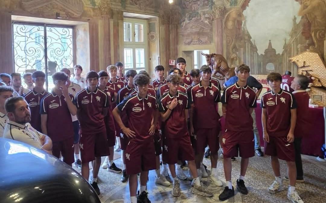 La storia granata davanti agli occhi dei giovani giocatori: emozione al Museo del Toro