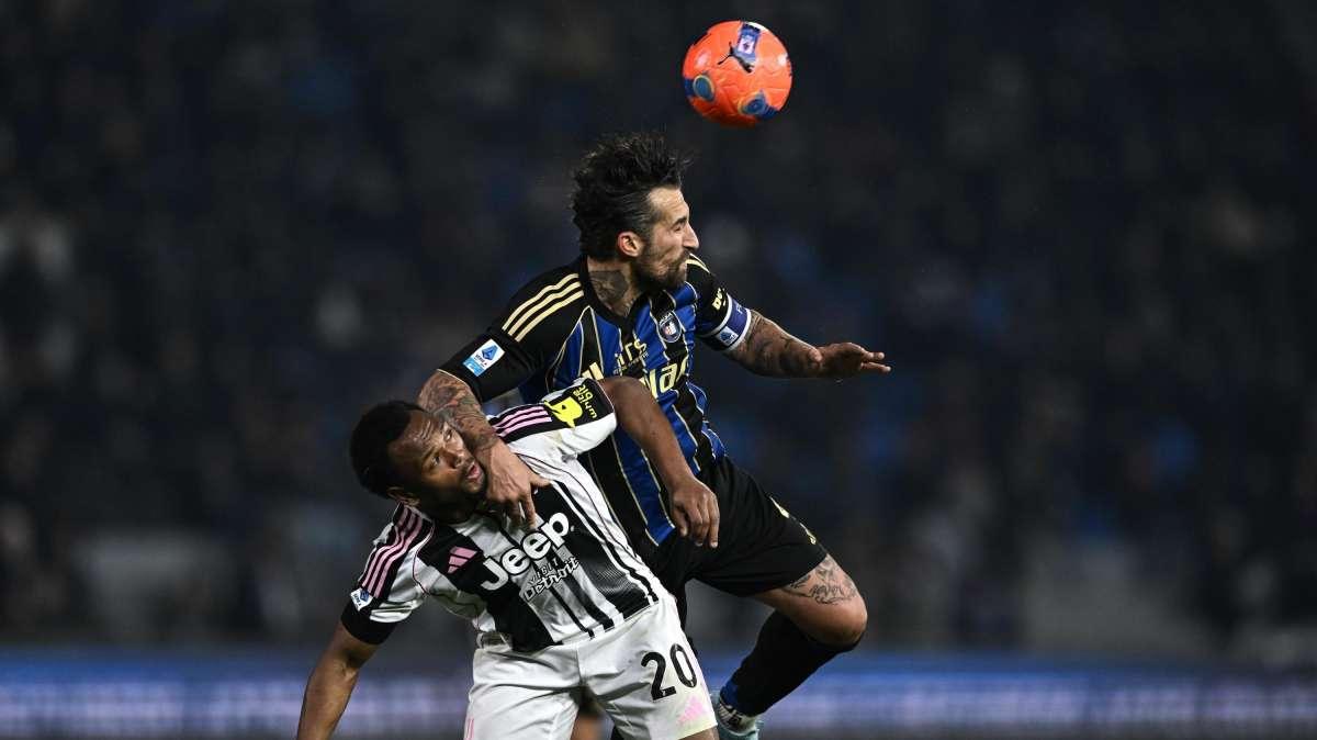 Juve salvata dai pali, a Pisa ci pensano Kalulu e Yildiz