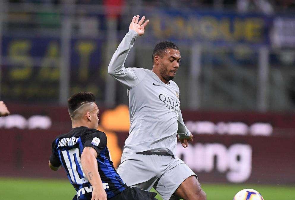 Insulti via social a Juan Jesus, Daspo a vita dalla Roma al tifoso