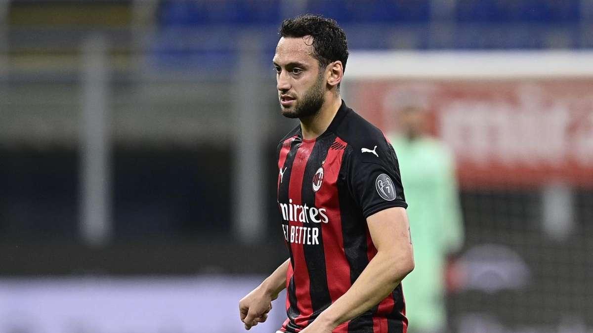 Calhanoglu firma un triennale con l'Inter, arriva a parametro zero