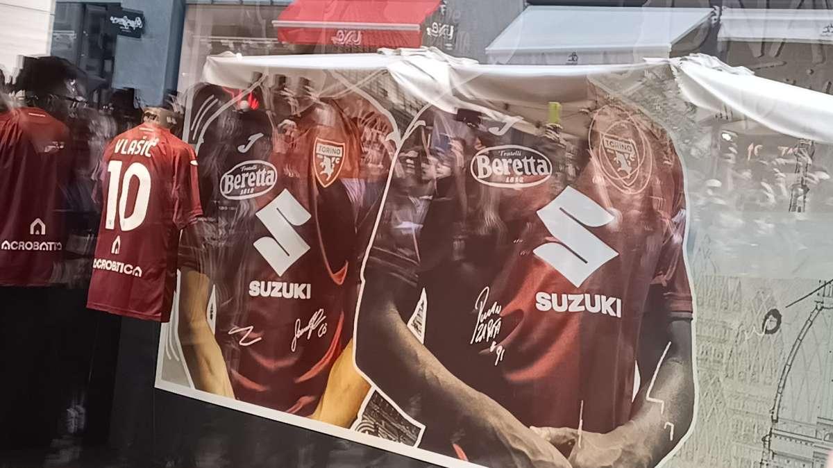 Toro, alla Rinascente svelata la nuova maglia: presenti Vlasic e 200 tifosi