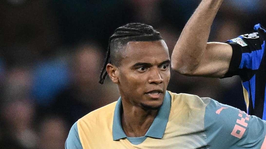 Quando la maglia fa prendere un abbaglio, Akanji (Manchester City): "In un'azione mi sono confuso, ho passato la palla all'arbitro"