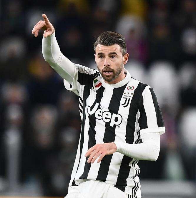 Juventus, problema al soleo per Barzagli. Dybala ancora a parte